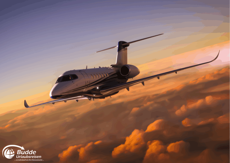 Romantikurlaub zu Zweit: Ein Privatjet fliegt über Wolken bei Sonnenuntergang mit orangefarbenem Himmel. - buchbar im Reisebüro Budde Urlaubseisen