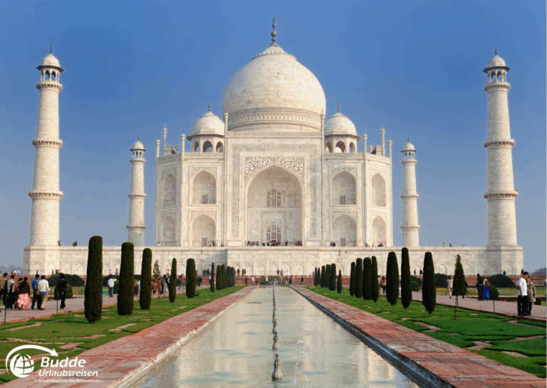 Rundreisen buchen: Das Taj Mahal, ein monumentales Mausoleum aus weißem Marmor, umgeben von Gärten und Wasseranlagen. - buchbar im Reisebüro Budde Urlaubseisen