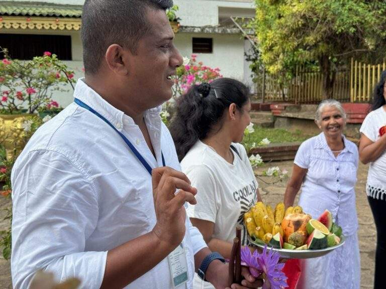 Mann hält eine Schale mit verschiedenen Früchten in einer Outdoor-Umgebung in Sri Lanka. - buchbar im Reisebüro Budde Urlaubseisen