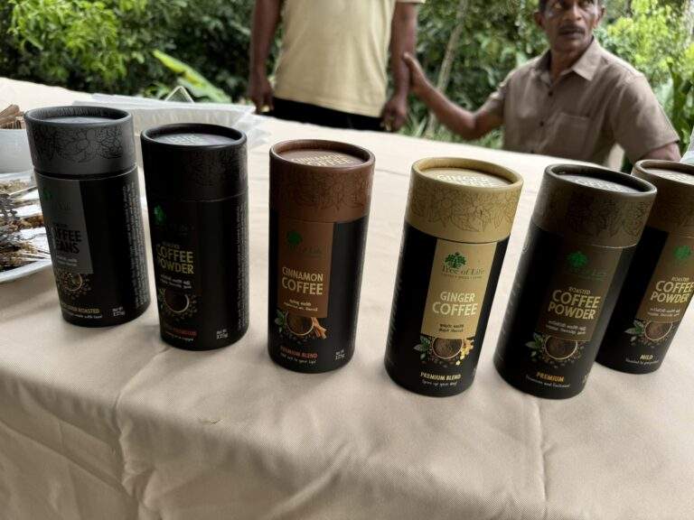 Kaffeeplantage in Kandy: Verschiedene Kaffeeverpackungen, darunter Kaffeebohnen, Kaffeepulver, Zimtkaffee und Ingwerkaffee auf einem Tisch. - buchbar im Reisebüro Budde Urlaubseisen
