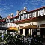 Traditionelles Hotelgebäude mit rot-weißer Fassade und Sonnenschirmen im Freien in Sri Lanka. - Sri Lanka Urlaub buchen