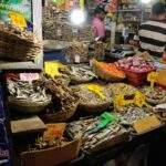 Marktstand mit verschiedenen Sorten von getrocknetem Fisch und Gewürzen in Körben und Kisten. - Sri Lanka Urlaub buchen