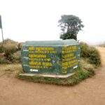 Grüner Wegweiser mit Informationen zu World's End und Baker's Fall in Sri Lanka. - Sri Lanka Urlaub buchen