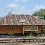 Historisches Bahnhofsgebäude mit einem Ziegeldach und gelben Wänden in Sri Lanka. - Sri Lanka Urlaub buchen