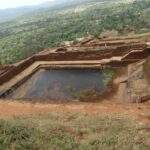 Überblick über die Ruinen von Sigiriya mit einem Wasserbecken und umliegender Vegetation. - Sri Lanka Urlaub buchen