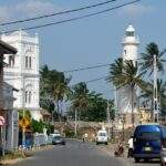 Leuchtturm in Sri Lanka, umgeben von Gebäuden und Straßenverkehr. - Sri Lanka Urlaub buchen