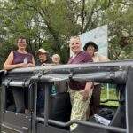 Nationalpark Elefanten Safari: Fünf Personen stehen auf einem Safari-Fahrzeug und posieren für ein Foto. - buchbar im Reisebüro Budde Urlaubseisen