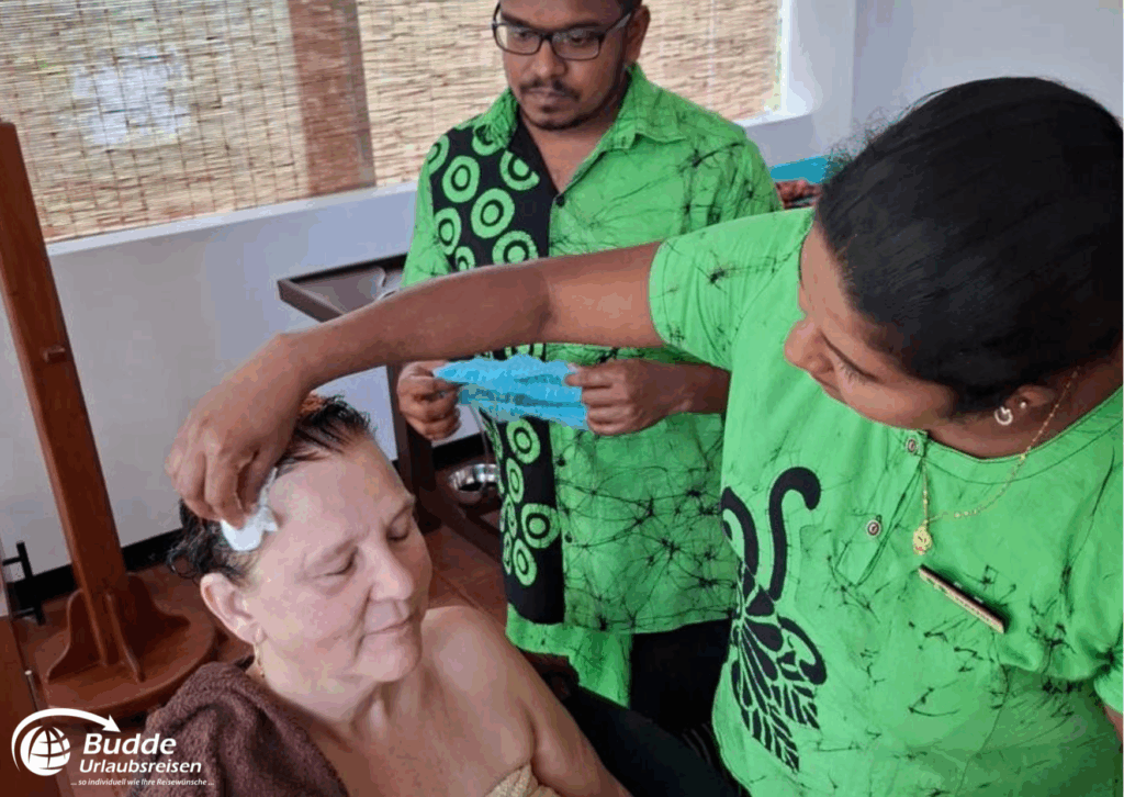 Praana Ayurvedic Boutique Hotel: Zwei Therapeuten führen eine Ayurveda-Behandlung bei einer Frau in einem Spa durch. - buchbar im Reisebüro Budde Urlaubseisen