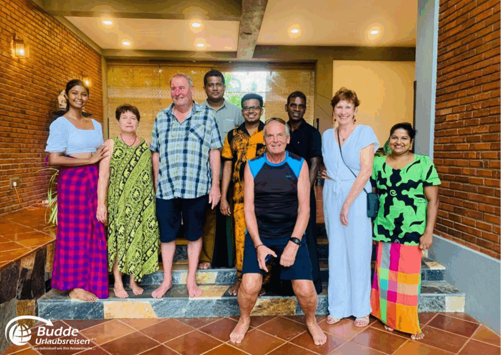 Eine Gruppe von neun Personen posiert vor dem Eingang des Praana Ayurveda Boutique Hotels in Sri Lanka. - buchbar im Reisebüro Budde Urlaubseisen