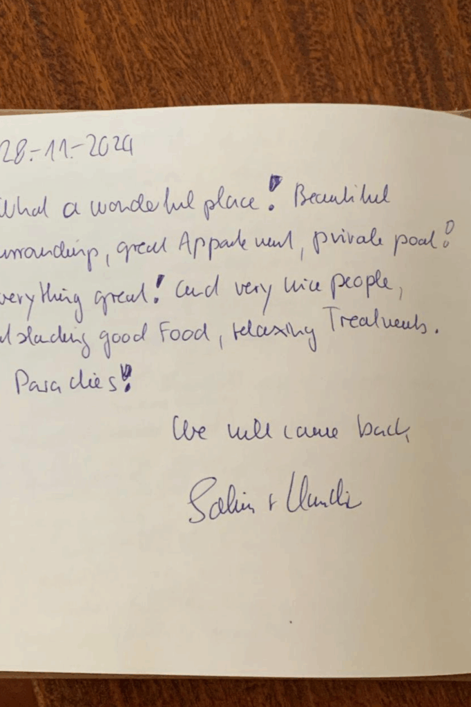 Handschriftliche Kundenbewertung in einem Gästebuch mit positiven Kommentaren. - buchbar im Reisebüro Budde Urlaubseisen