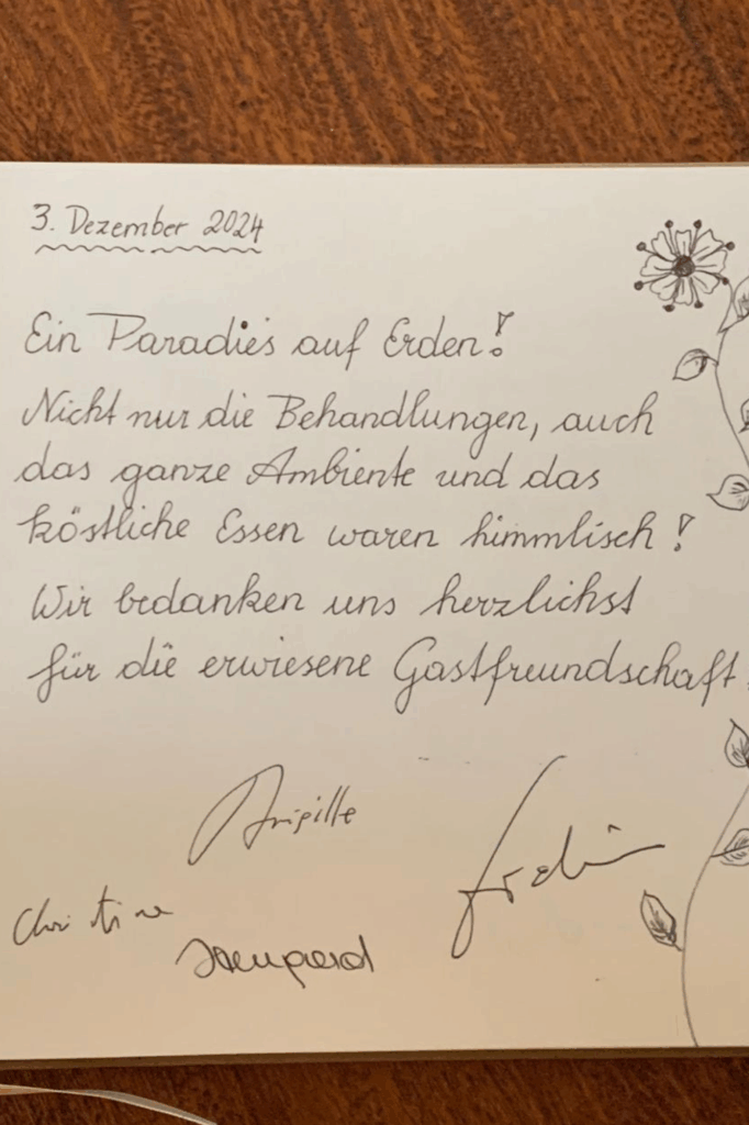 Handschriftliche Kundenbewertung auf einer Karte für ein Ayurveda Boutique Hotel. - buchbar im Reisebüro Budde Urlaubseisen