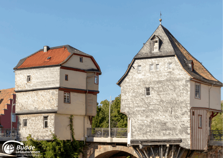 Urlaub an der Nahe: Zwei historische Fachwerkhäuser in Bad Kreuznach, eines mit rotem Dach und das andere mit einem spitzen Dach. - buchbar im Reisebüro Budde Urlaubseisen