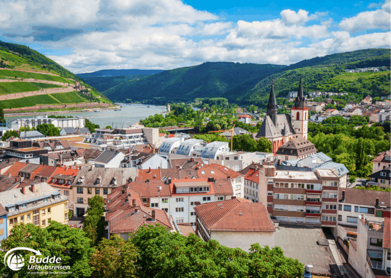 Urlaub an der Nahe: Panoramablick auf die Stadt Bad Kreuznach mit Gebäuden und der umliegenden Landschaft. - buchbar im Reisebüro Budde Urlaubseisen