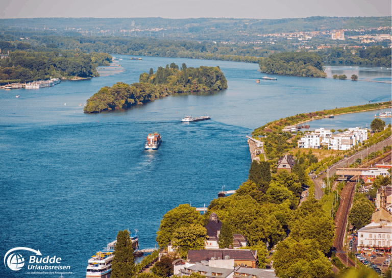 Urlaub an der Nahe: Panoramablick auf den Rhein mit Booten und bewaldeten Ufern bei Bad Kreuznach und Bingen. - buchbar im Reisebüro Budde Urlaubseisen