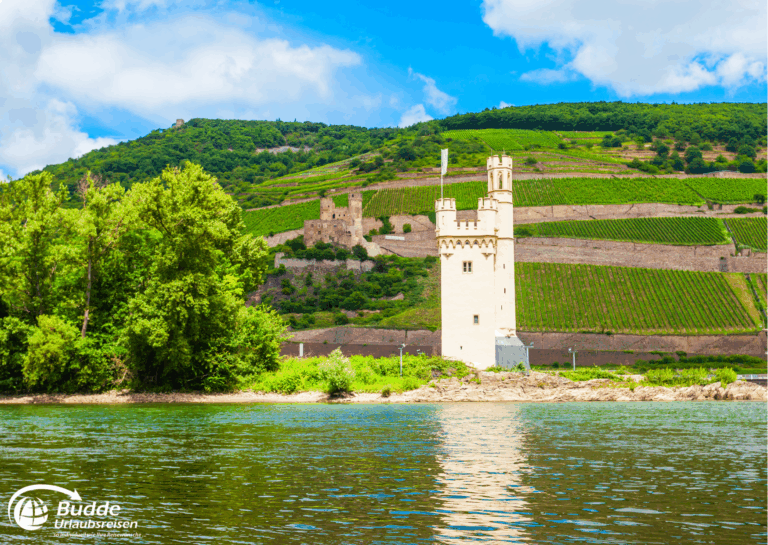 Urlaub an der Nahe: Der Mäuseturm, ein historischer Turm in Bingen am Rhein, umgeben von Weinbergen und Wasser. - buchbar im Reisebüro Budde Urlaubseisen