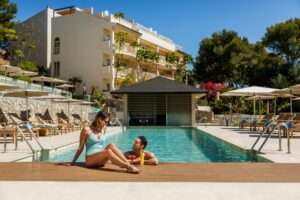 VIVA Cala Mesquida Suites & Spa – Poolbereich im Erwachsenenhotel Mallorca