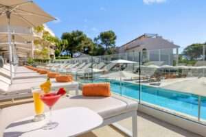 Adults only Mallorca – Drinks am Pool im Erwachsenenhotel Mallorca