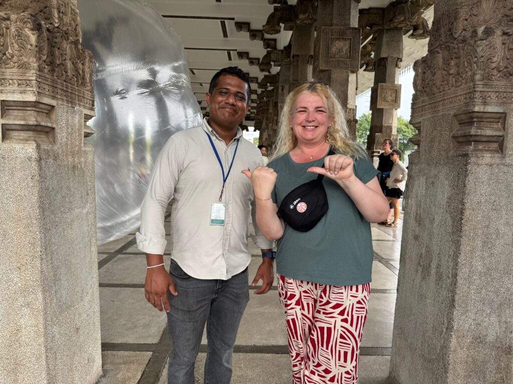 Ein Reiseleiter und eine Touristin posieren für ein Foto in Sri Lanka. - buchbar im Reisebüro Budde Urlaubseisen