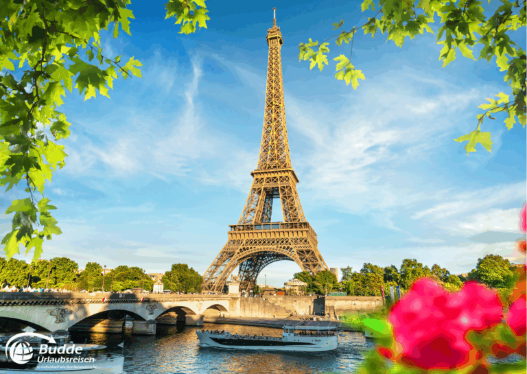 Disneyland Paris: Eiffelturm in Paris mit einem Boot auf der Seine und Bäumen im Vordergrund.