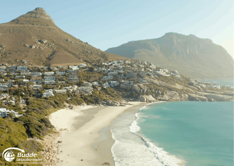 Kreuzfahrt Südafrika: Blick auf einen Strand in Südafrika mit Hügeln im Hintergrund und ruhigem Wasser.