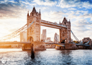 Urlaubsreisen nach London: Tower Bridge in London mit zwei Türmen und einer beweglichen Brücke über die Themse.