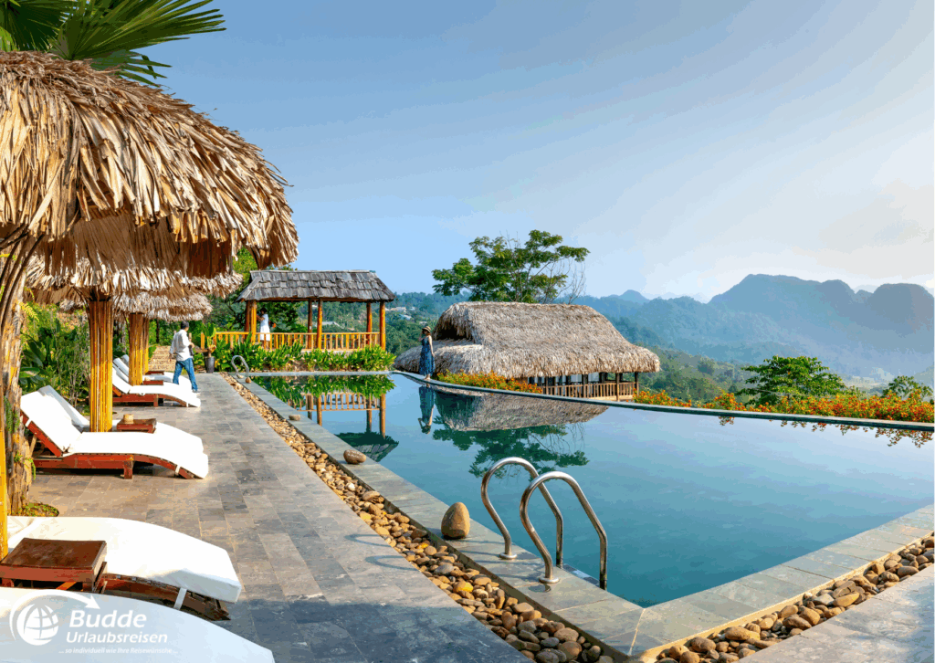 Luxushotels weltweit: Ein Poolbereich eines Luxushotels mit Liegen und Blick auf die Berge im Hintergrund.