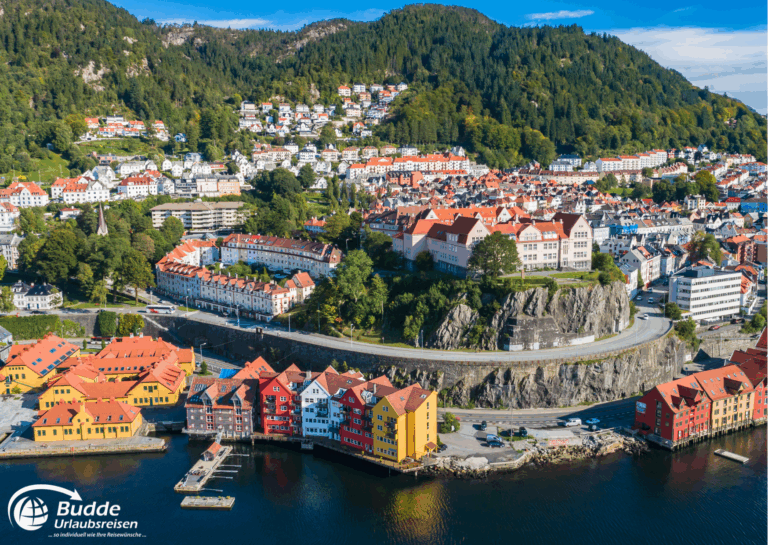 Norwegen Urlaub: Luftaufnahme von bunten Gebäuden und Bergen in Bergen, Norwegen, mit klarer Sicht auf die Architektur. Norwegen Urlaub: Luftaufnahme von bunten Gebäuden und Bergen in Bergen, Norwegen, mit klarer Sicht auf die Architektur.