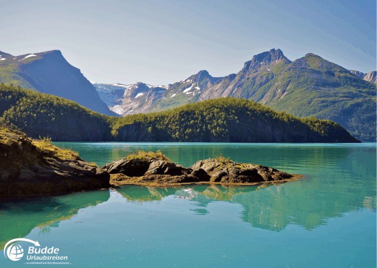 Norwegen Urlaub: Norwegischer Fjord mit Bergen im Hintergrund und klarem, türkisfarbenem Wasser im Vordergrund. Norwegen Urlaub: Norwegischer Fjord mit Bergen im Hintergrund und klarem, türkisfarbenem Wasser im Vordergrund.