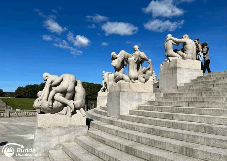 Norwegen Urlaub: Skulpturen von Menschen in verschiedenen Posen auf Treppen im Vigeland Park in Oslo, Norwegen. Norwegen Urlaub: Skulpturen von Menschen in verschiedenen Posen auf Treppen im Vigeland Park in Oslo, Norwegen.
