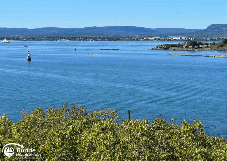 Norwegen Urlaub: Panoramaansicht des Oslofjords mit einem Leuchtturm im Vordergrund und sanften Hügeln im Hintergrund. Norwegen Urlaub: Panoramaansicht des Oslofjords mit einem Leuchtturm im Vordergrund und sanften Hügeln im Hintergrund.