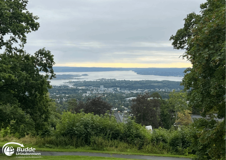 Norwegen Urlaub: Panoramablick auf Oslo und den Oslofjord mit bewaldeten Hügeln im Vordergrund. Norwegen Urlaub: Panoramablick auf Oslo und den Oslofjord mit bewaldeten Hügeln im Vordergrund.