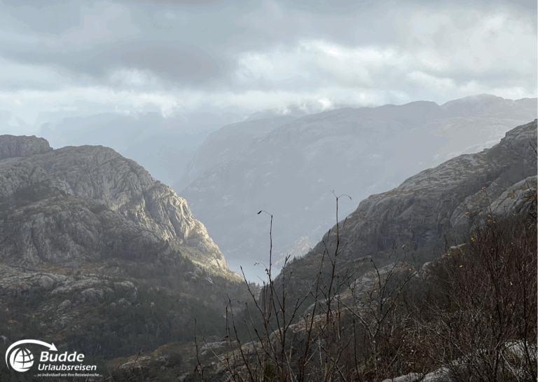 Norwegen Urlaub: Bergige Landschaft in Norwegen mit Nebel und Wolken über den Gipfeln. Norwegen Urlaub: Bergige Landschaft in Norwegen mit Nebel und Wolken über den Gipfeln.