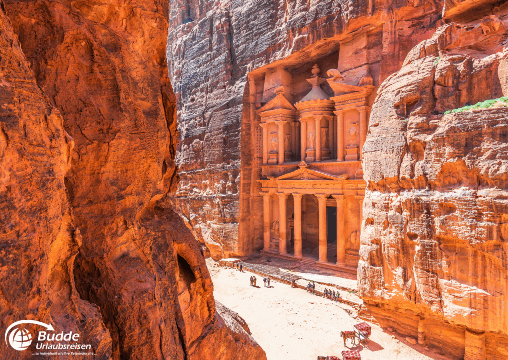 Reisetrends 2026: Al-Khazneh, das Schatzhaus in Petra, umgeben von hohen Felswänden in Jordanien.