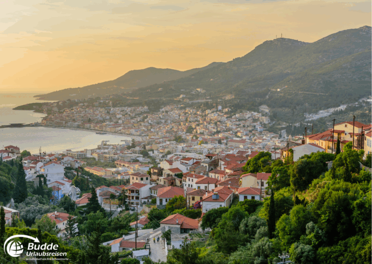 Samos traumhafte Kykladeninsel Griechenlands Panoramablick auf die Küstenstadt Samos mit Häusern und Bergen im Hintergrund.