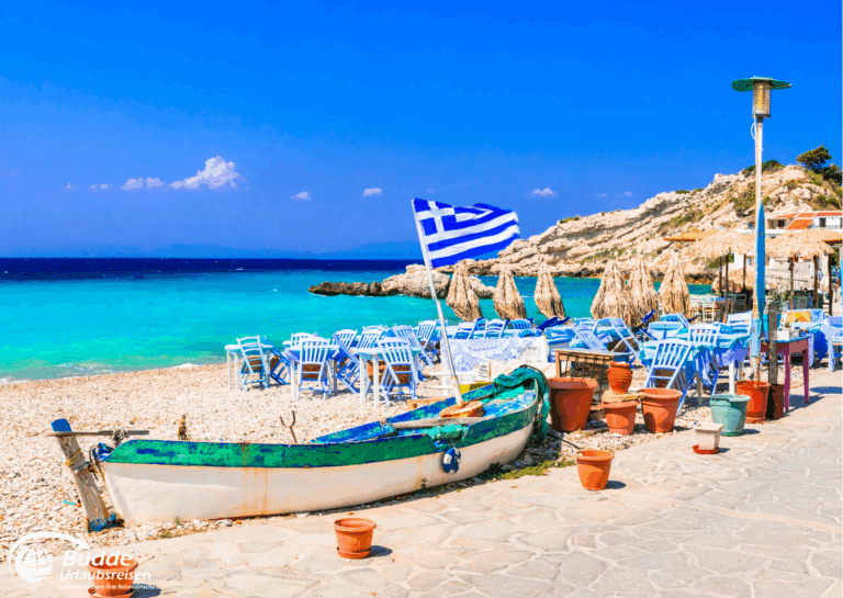 Samos traumhafte Kykladeninsel Griechenlands Ein traditionelles Boot am Strand mit einer griechischen Flagge und blauen Stühlen im Hintergrund.