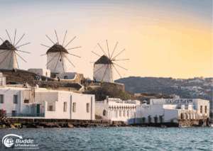 Strandurlaub Griechenland Insel Mykonos Windmühlen auf der griechischen Insel Mykonos mit traditioneller Architektur im Vordergrund.