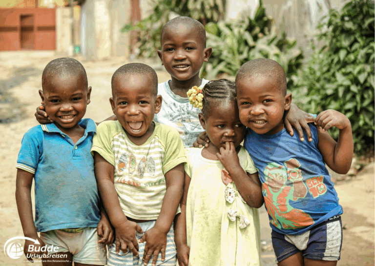 Fünf Kinder in Angola posieren zusammen und lächeln in die Kamera. - Urlaub in Angola buchen