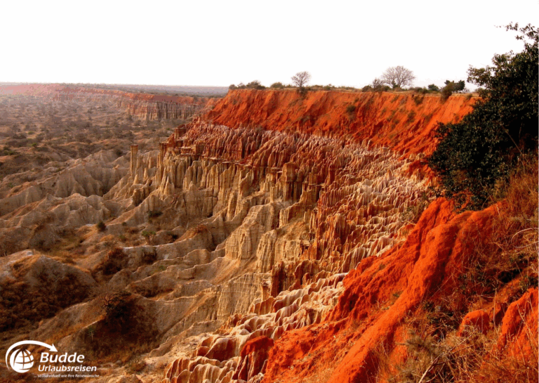 Rote Felsformationen mit schroffen Klippen und zerklüfteten Strukturen in Angola. - Afrika Urlaub buchen