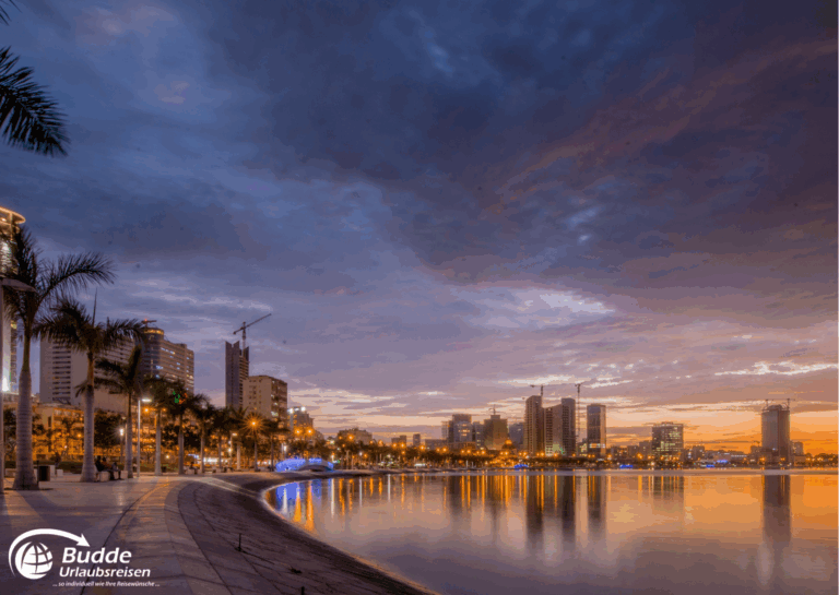 Stadtansicht von Luanda mit Wolkenkratzern und Wasseroberfläche bei Sonnenuntergang. - Urlaub in Angola buchen