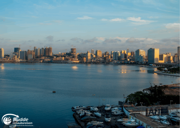 Blick auf die Stadt Luanda mit Hochhäusern und einem Hafen voller Boote. - Urlaub in Angola buchen