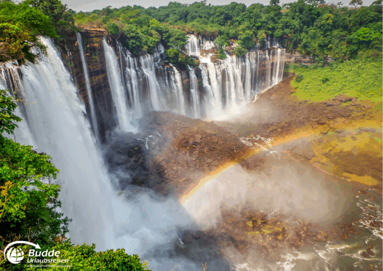 Wasserfälle in Angola mit einem Regenbogen im Nebel der Wasserfälle. - Urlaub in Angola buchen