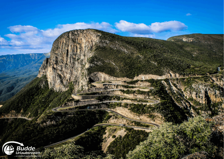 Kurvenreiche Straße, die sich an einem Berghang in der Sierra de Leba in Angola entlangschlängelt. - Urlaub in Angola buchen
