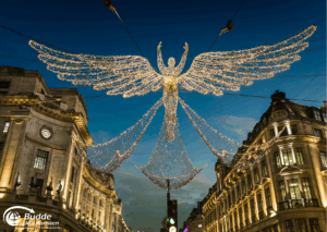 Weihnachtsshopping nach London: Lichterinstallation eines Engels über einer Straße in London während der Weihnachtszeit.