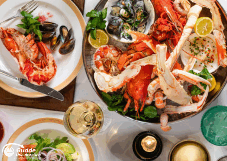 Weltreise Queen Mary 2: Eine Meeresfrüchte-Platte mit Garnelen, Muscheln, Krabben und Zitrone auf einem Tisch.