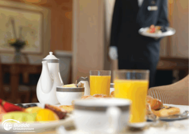 Weltreise Queen Mary 2: Ein Tisch mit Frühstücksangebot, darunter Orangensaft, Gebäck und eine Kaffeekanne.