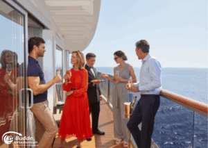 Weltreise Queen Mary 2: Fünf Personen stehen auf dem Balkon eines Kreuzfahrtschiffs und halten Getränke in der Hand.
