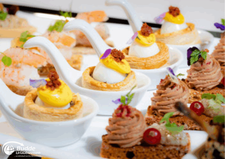 Weltreise Queen Mary 2: Eine Auswahl an verschiedenen Häppchen, darunter gefüllte Teigtaschen und dekorierte Eier in kleinen Schalen.