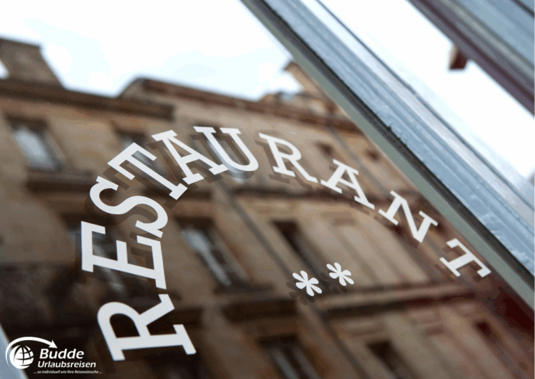 exquisitesten Restaurants: Fenster mit der Beschriftung 'RESTAURANT' in einer eleganten Schriftart.
