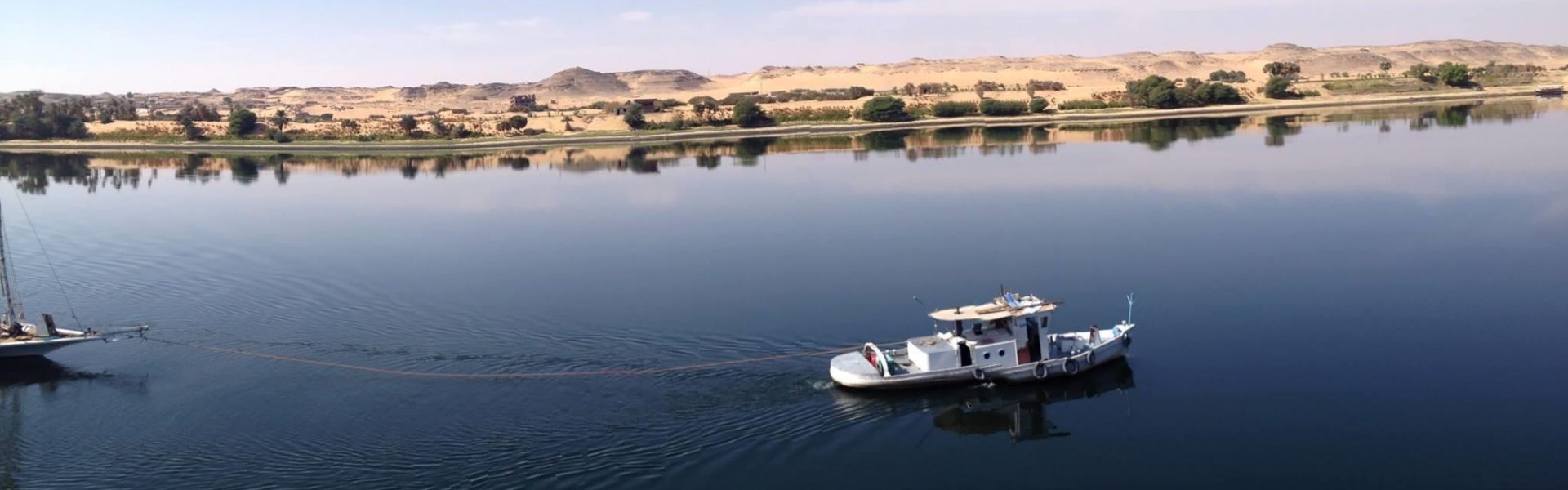 Ägypten-Nilkreuzfahrt-Schiff Dieses beeindruckende Bild zeigt ein Nilkreuzfahrtschiff, das majestätisch über den fließenden Gewässern des Nils in Ägypten schwebt. Die Sonne spiegelt sich auf dem ruhigen Wasser wider, während das Schiff majestätisch entlang des Ufers gleitet. Eine Nilkreuzfahrt bietet eine einzigartige Möglichkeit, die Schönheit Ägyptens zu entdecken und die faszinierenden antiken Stätten entlang des Nils zu erkunden. Genießen Sie den Luxus an Bord des Schiffes und lassen Sie sich von der beeindruckenden Landschaft und der reichen Geschichte Ägyptens verzaubern.