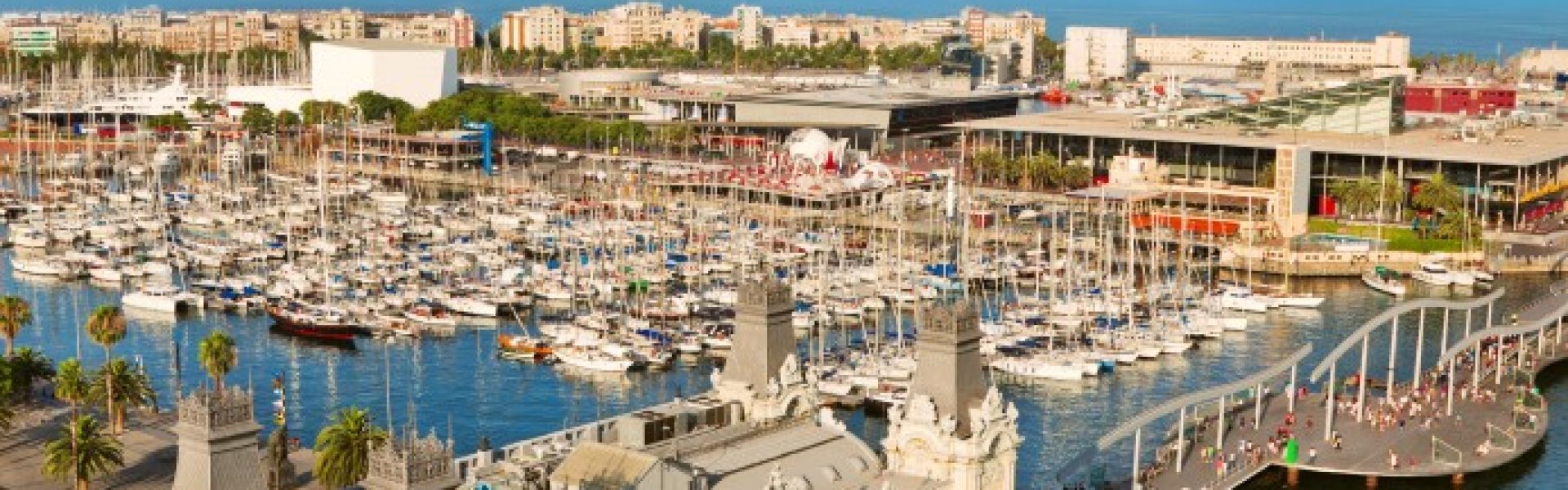 Spanien Barcelona Das beeindruckende Bild zeigt den atemberaubenden Hafen von Barcelona, einem der beliebtesten Reiseziele Spaniens. Tauchen Sie ein in das pulsierende Leben der Stadt, während Sie die imposanten Kreuzfahrtschiffe bewundern, die in diesem lebhaften Hafen anlegen. Von hier aus können Sie die zahlreichen Sehenswürdigkeiten und Attraktionen Barcelonas erkunden, wie die berühmte Sagrada Familia, das Gotische Viertel und die Promenade La Rambla. Genießen Sie die mediterrane Atmosphäre, probieren Sie die köstliche spanische Küche und erleben Sie das pulsierende Nachtleben. Buchen Sie jetzt Ihren Urlaub in Barcelona und lassen Sie sich von dieser faszinierenden Stadt verzaubern.